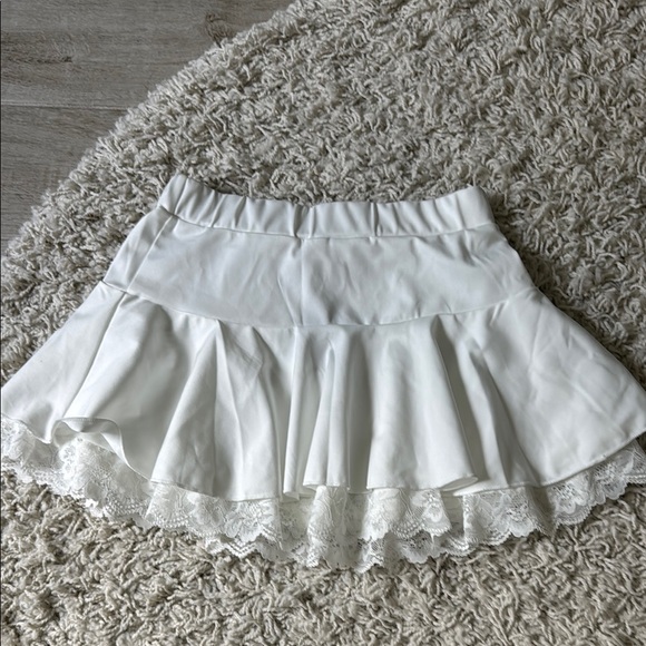 White mini skater skirt with ruffled high-low design for casual occasions - Picture 3 of 6